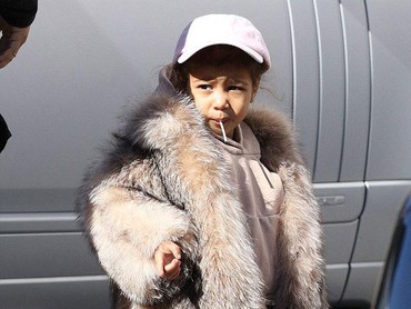img-title Penampilan North West Pakai Topi Asli Michael Jackson di Pesta Disorot