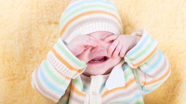 Bayi menangis nih. Hmm, dia lagi lapar, kesakitan atau kecapekan ya?