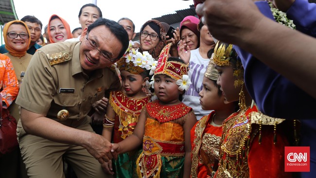 Gubernur DKI Jakarta Basuki Tjahaja Purnama sempat malu-malu ketika ditanya apakah sudah latihan bernyanyi untuk perayaan tahun baru.