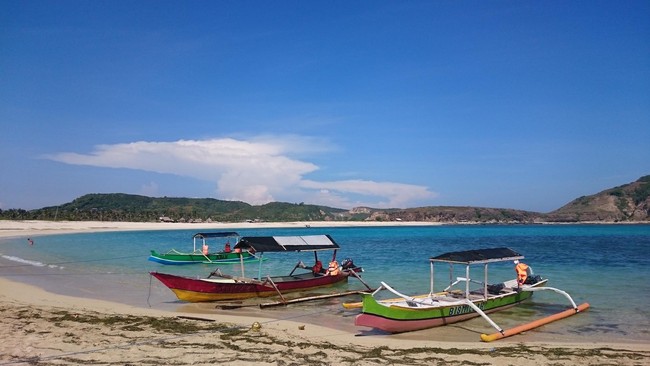 Dari jauh, pantai ini seperti kolam renang pribadi, karena sekelilingnya berupa perbukitan hijau berketinggian rendah.