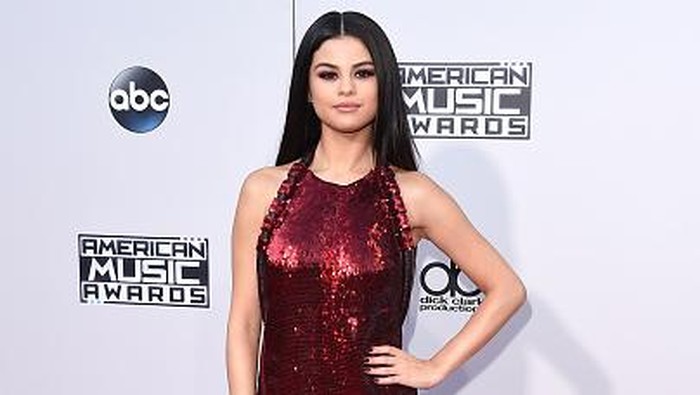 7 Kiat Pakai Sequin Outfit Biar Jadi Best-Dressed di Pesta Tahun Baru