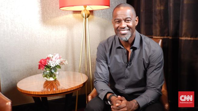 Demi menyenangkan pasangan, Brian McKnight—yang menganggap Hari Valentine konyol—pada akhirnya ikut merayakan.
