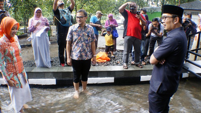 Pemkot Surabaya menyebut tak ada konfirmasi ulang dari Pemkot Bandung ke Surabaya. Studi banding diajukan saat kegiataan Pemkot Surabaya cukup padat.