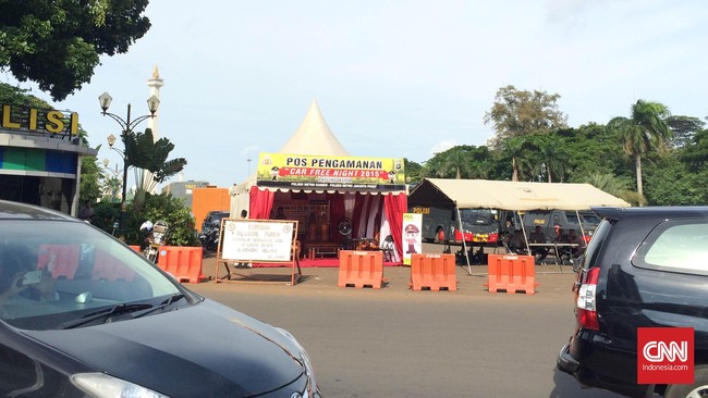 Dari pantauan CNN Indonesia.com, banyak warga mulai duduk di beberapa titik CFN di sekitaran Jalan MH Thamrin dan Jalan Sudirman, Jakarta Pusat. 