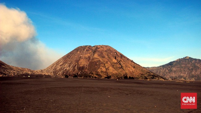 PVMBG menyebut fenomena kawah Gunung Bromo mengeluarkan asap warna putih dan kelabu bisa jadi salah satu tanda awal erupsi.