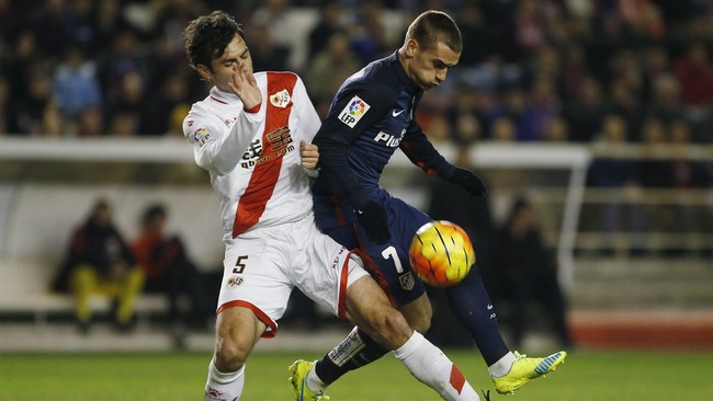 Atletico Madrid berhasil menggeser Real Madrid dari puncak klasemen sementara La Liga setelah mengalakan Rayo Vallecano 2-0 di Stadion Vallecas.