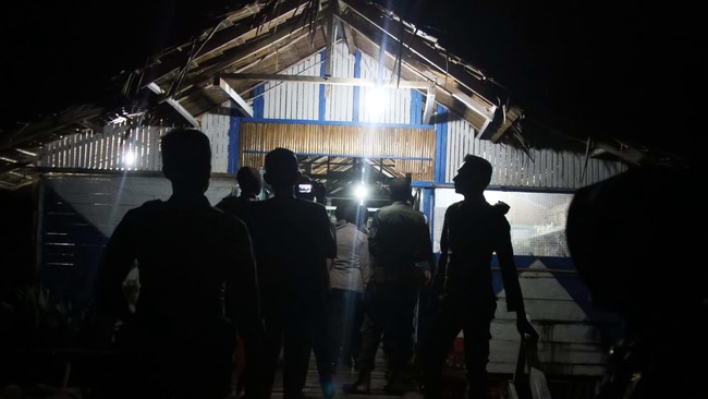 Untuk mencegah penularan Covid-19, polisi membubarkan kerumunan warga di sejumlah wilayah di Jakarta.