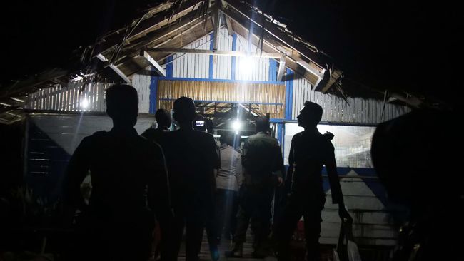 Cegah Penularan Covid-19, Polisi Bubarkan Kerumunan Warga Untuk mencegah penularan Covid-19, polisi membubarkan kerumunan warga di sejumlah wilayah di Jakarta.