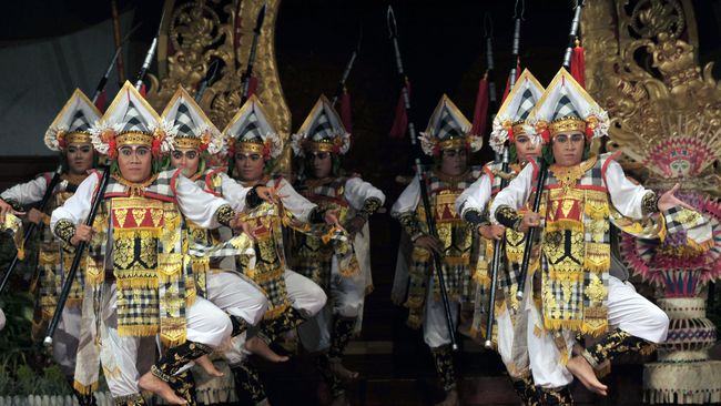 Setelah ditelusuri, tari Sanghyang Dedari yang dikira punah di Bali, ternyata masih dipelihara di desa ini.