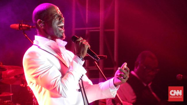 Satu jam sebelum tahun berganti, Brian McKnight menyudahi konsernya di Bandung. Meski begitu aksinya yang luar biasa layak diacungi jempol.