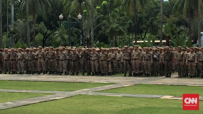 Selain Satpol PP, Pemprov DKI juga menyiagakan petugas Pemadam Kebakaran jika dibutuhkan untuk membantu pengamanan demonstrasi.
