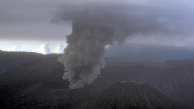 Abu vulkanis erupsi tergantung arah angin dan pada Minggu angin condong ke barat atau Malang, sehingga bisa mengganggu aktivitas penerbangan.