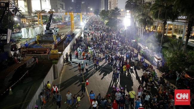 Usai pelaksanaan perayaan malam pergantian tahun, kawasan Bundaran HI dan sekitar Jalan Sudirman-Thamrin sempat dipenuhi sampah.