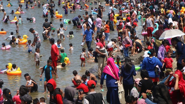 Kepadatan terjadi di objek wisata Taman Margasatwa Ragunan, Taman Mini Indonesia Indah, dan Kawasan Monumen Nasional.