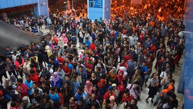 Suasana Stasiun Juanda: Penumpang KRL Terinjak-injak, Ada Sesak Nafas