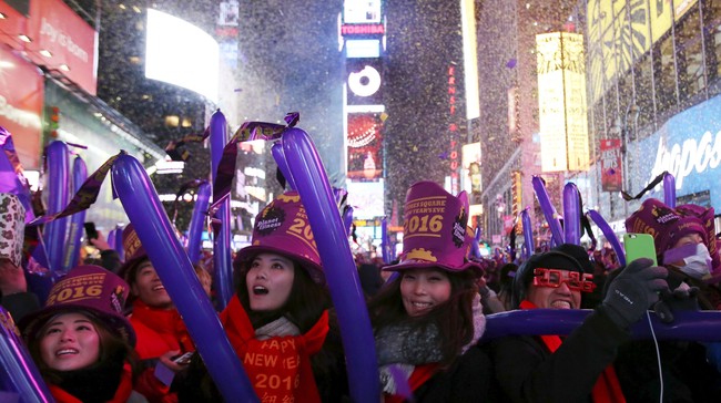 Perayaan tahun baru di New York digelar di tengah penjagaan ketat, dibayangi oleh serangan di Paris yang menewaskan 130 orang November lalu.