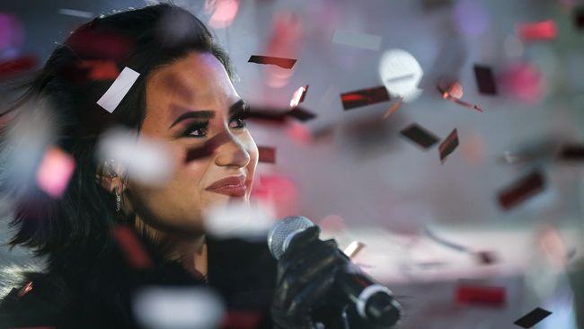 Demi Lovato Menangis Kenang Masa Kecanduan Demi Lovato menangis di depan penggemarnya saat mengenang perjuangannya bebas dari depresi dan kecanduan alkohol serta narkoba, enam tahun lalu.