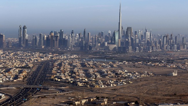 Setidaknya ada 14 orang luka-luka saat kebakaran terjadi di gedung dekat Burj Khafila, Dubai, Uni Emirate Arab.