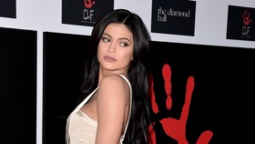 Promosi Lipstik, Kylie Jenner Pamer Pose Seksi