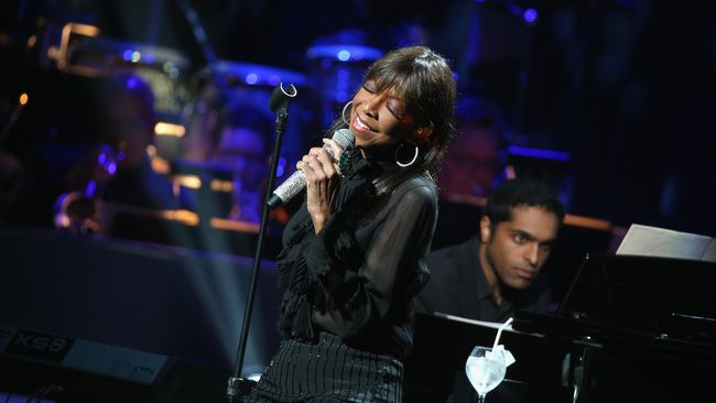 Penyanyi legendaris Natalie Cole tutup usia. Dia mengembuskan napas terakhir di usia 65 tahun akibat komplikasi gagal ginjal dan gagal jantung kongestif. 