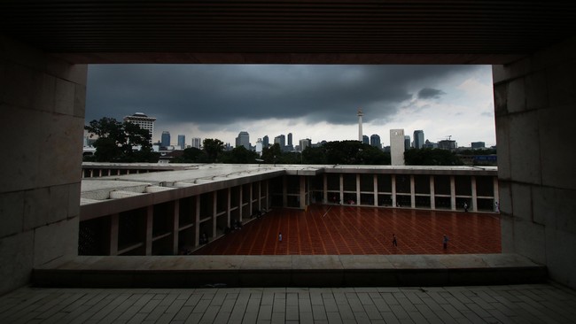 Badan Meteorologi, Klimatologi dan Geofisika (BMKG) memperkirakan cuaca berawan bakal mendominasi wilayah DKI Jakarta pada Sabtu (2/1) pagi.