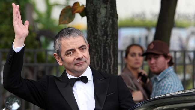 Rowan Atkinson menggelontorkan dana dengan estimasi Rp 2,6 triliun demi memoles karier putrinya, Lily Atkinson, di ranah hiburan.