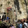 Sejumlah anggota keluarga mengangkat jenazah ke liang kuburan batu di Pekuburan Batu Suaya, Sangalla, Tana Toraja, Sulawesi Selatan, Sabtu (2/1). Prosesi mangea atau penguburan jenazah di tebing gunung batu merupakan tahap terakhir dari upacara adat