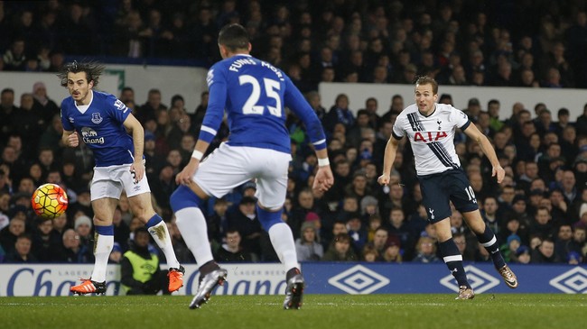 Harry Kane menjadi pahlawan bagi kemenangan Tottenham Hotspur atas Everton. Penyerang internasional Inggris itu mencetak dua gol untuk kemenangan Spurs 3-2.