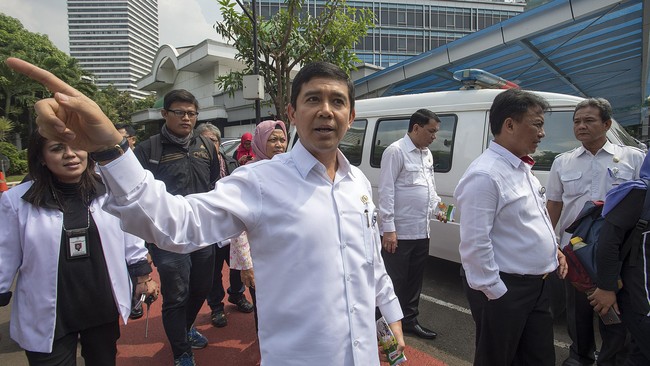Menteri PAN-RB Yuddy Chrisnandi mencabut laporannya dari Polda Metro Jaya setelah bertemu dengan Menteri Pertanian Suswono pagi tadi.