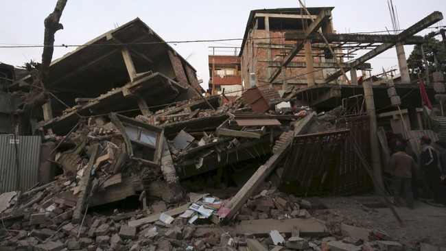 Setidaknya sembilan orang tewas dan 200 lainnya terluka akibat gempa yang berpusat di India tersebut.