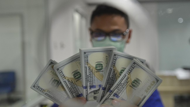 Menguatnya dolar membuat negara-negara importir mengalami kesulitan pembayaran setiap barel minyak yang dibelinya dengan mata uang non dolar.