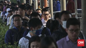 Viral Penumpang Numpuk di Stasiun Sudirman sampai Lawan Arus Eskalator