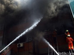 Ruko Dua Lantai di Dompu Terbakar, Warga Panik