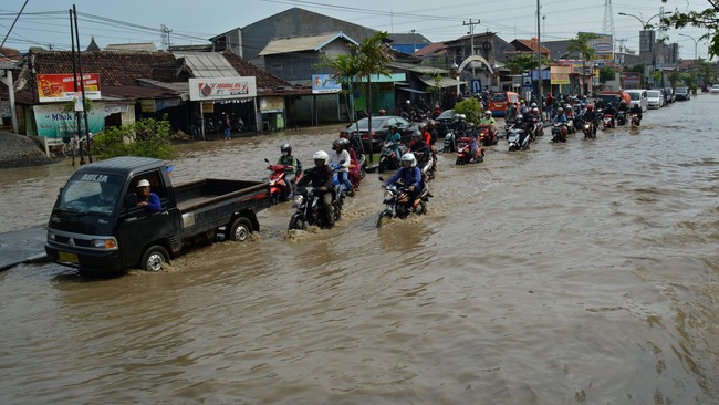 Bencana banjir mulai mengadang sejumlah wilayah di Indonesia, termasuk Padang, Aceh, dan Situbondo. Ratusan rumah diterjang banjir.