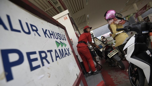 Meski belum diumumkan secara resmi oleh kantor pusat Pertamina, Pertamax Turbo kabarnya akan dibanderol di kisaran Rp10 ribu per liter.