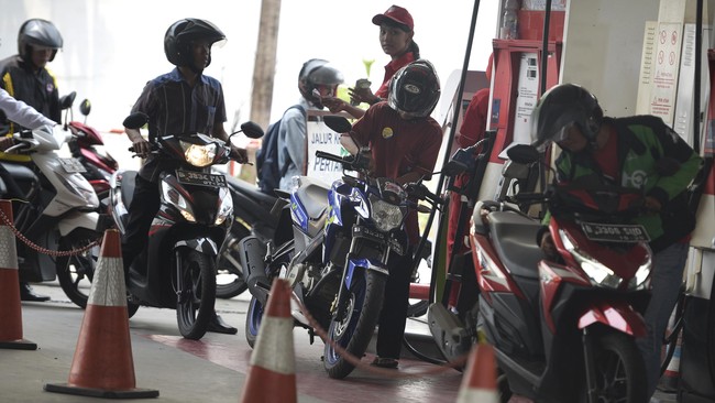BPS menyebut jika pemerintahan Presiden Jokowi menaikkan harga BBM, inflasi akan naik. Selain itu, sejumlah sektor juga akan tertekan.
