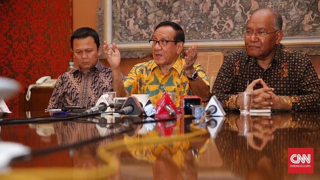 Dalam kasus korupsi e-KTP nama Ketum Golkar Setya Novanto disebut dalam sidang. Ia dinilai berperan besar. KPK juga sudah mencegahnya ke luar negeri.