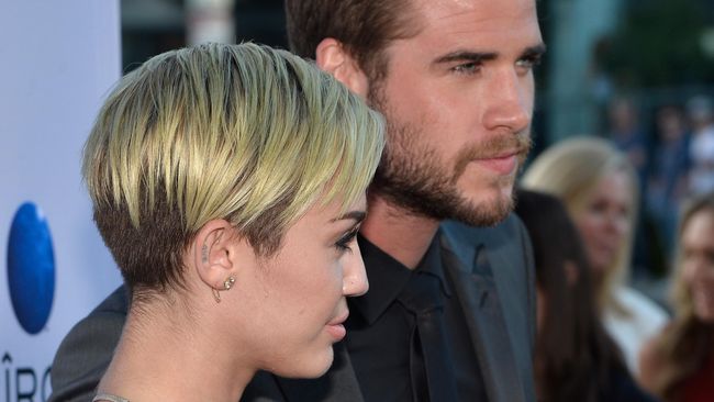 Miley Cyrus tertangkap basah mengenakan cincin pertunangan yang dulu pernah diberikan Liam Hemsworth. Apakah mereka akan segera menikah?