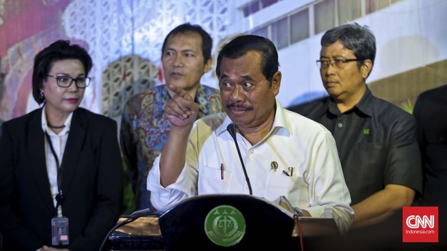 Prasetyo mengatakan pihaknya berharap selambatnya minggu depan nasib atas dua mantan petinggi komisi antirasuah tersebut bisa diumumkan ke publik.