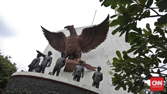Tugas pemerintah pada persoalan tersebut adalah mensosialisasikan dan memberikan pemahaman terlebih dahulu kepada masyarakat umum tentang komunisme.