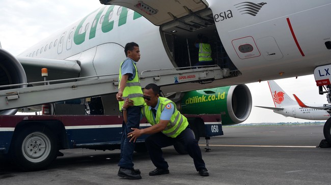 Semua pihak yang ada di bandara dituntut harus betul-betul menaruh perhatian agar bisa memberantas kasus pencurian barang milik penumpang.