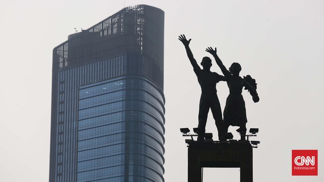 Dengan jejak karier sebagai pematung baru seumur jagung, Edhi Sunarso menyanggupi tantangan Sukarno membuat patung perunggu pertama, Monumen Selamat Datang.