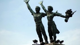 Pematung Tugu Pancoran Edhi Soenarso Wafat