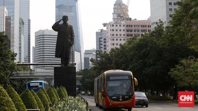 Pemasangan masker di patung Jenderal Sudirman, Jakarta Pusat, rencananya dilakukan oleh Gubernur Anies, dibantu Dinas Penanggulangan Kebakaran dan Penyelamatan.