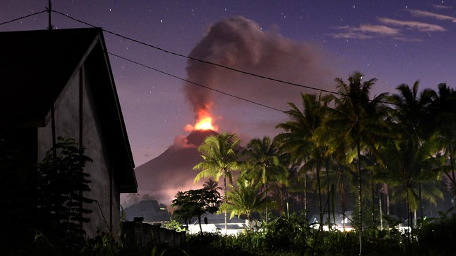 Awan panas dan abu vulkanik yang dilontarkan dari kepundan Gunung Soputan mengarah ke arah tenggara.