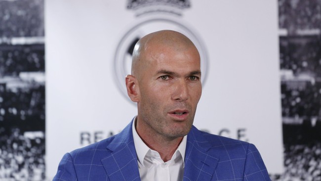 Zinedine Zidane mengaku sudah memiliki terlalu banyak hal dalam pikirannya saat ini sehingga enggan membalas ucapan Rafael Benitez.