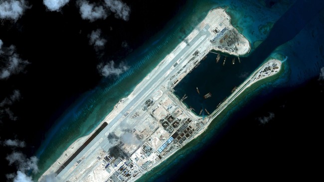 Sejumlah foto citra satelit terbaru menunjukkan China nampaknya telah membangun hanggar untuk pesawat militer di sejumlah pulau sengketa di Laut China Selatan.