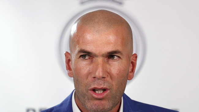 Zinedine Zidane perlu waktu hampir sepuluh tahun untuk menjadi pelatih utama sebuah tim profesional, sementara rekan-rekan satu era dia telah bergelimang trofi.