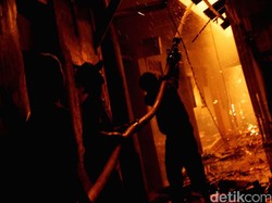 Rumah 3 Lantai di Ciledug Terbakar, 7 Unit Damkar Dikerahkan