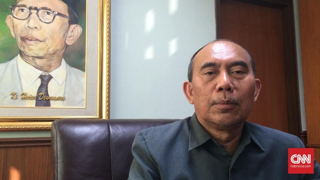 Mereka menyatakan jumlah mahasiswa pascasarjana yang lulus tidak lazim dan banyak karya akademiknya menjiplak.
